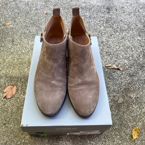 Vionic Cecily Suede Bootie in Stone Women’s US 7.5 W
